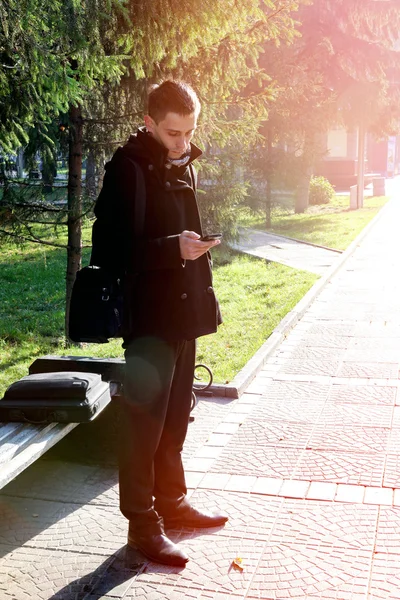 Jeune homme avec téléphone portable en plein air — Photo