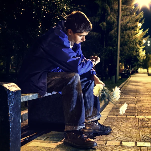 Adolescent dans le parc de nuit — Photo