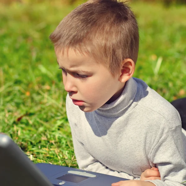 Kid met laptop — Stockfoto