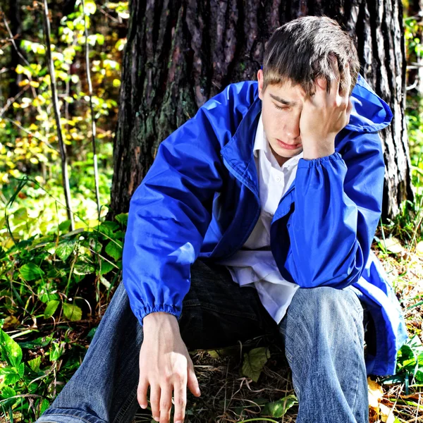 Triste adolescente al aire libre —  Fotos de Stock