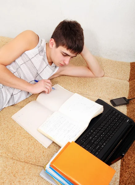 十代の若者が宿題をする — ストック写真