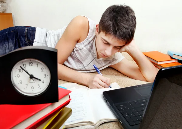 Подросток делает домашнее задание — стоковое фото