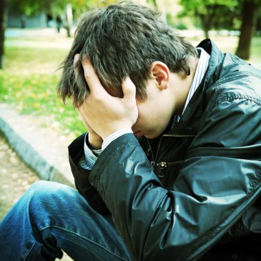 Üzgün genç adam.