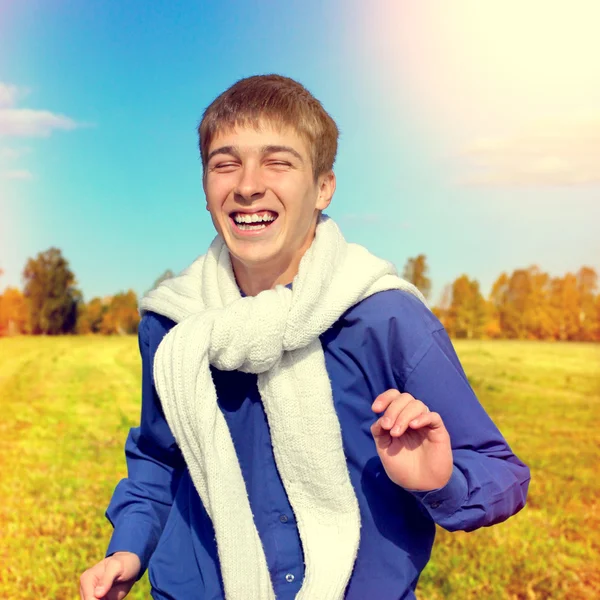 Glücklicher Teenager beim Laufen — Stockfoto