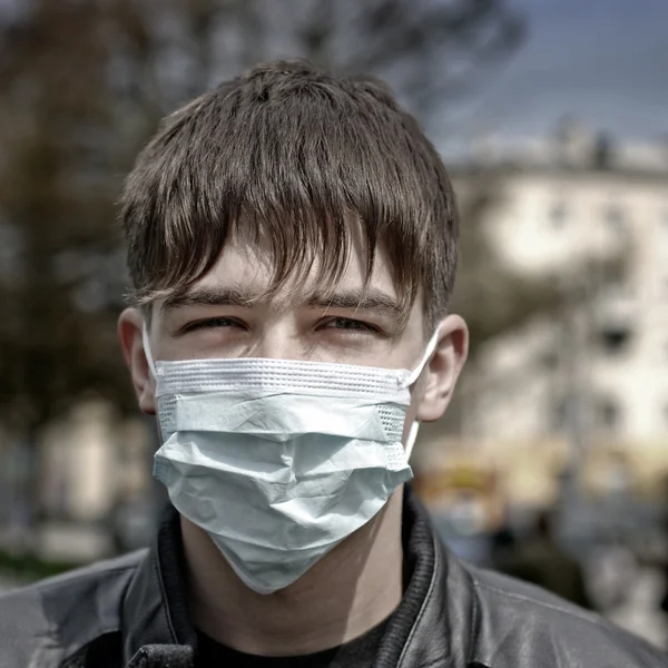 Adolescente em máscara de gripe — Fotografia de Stock