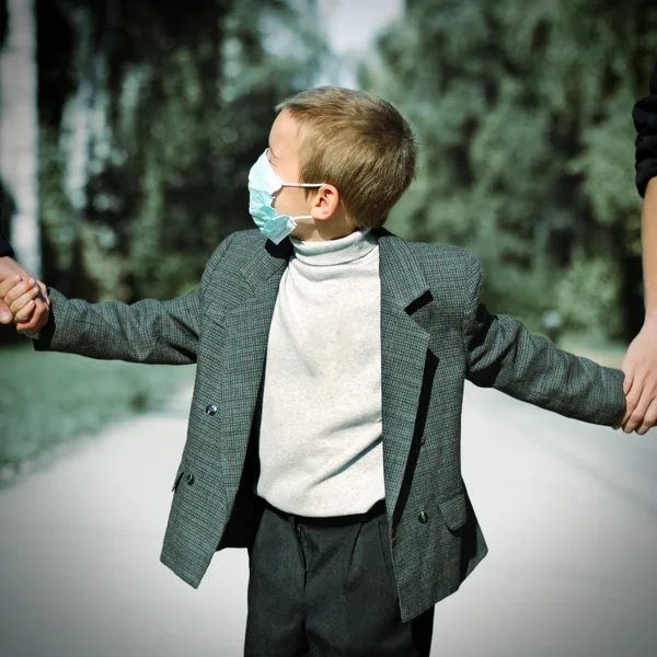 Ragazzo con la maschera antinfluenzale — Foto Stock