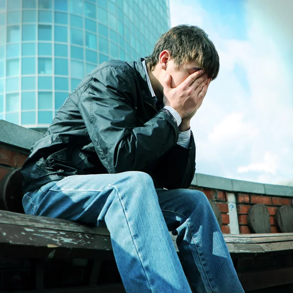 Triste joven — Foto de Stock