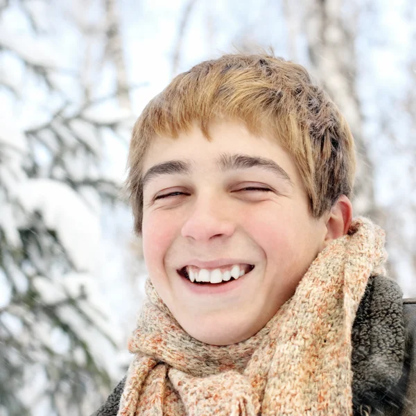 Szczęśliwy nastolatek w zimie — Zdjęcie stockowe
