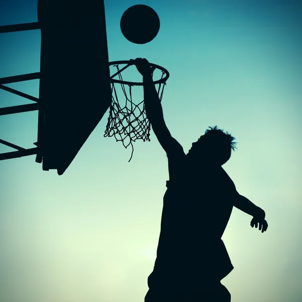 バスケ選手のシルエット — ストック写真
