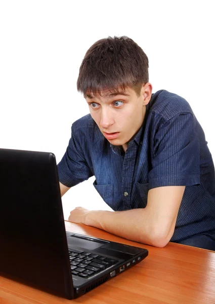 Adolescente com laptop — Fotografia de Stock