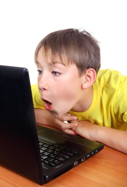 Enfant surpris avec ordinateur portable — Photo