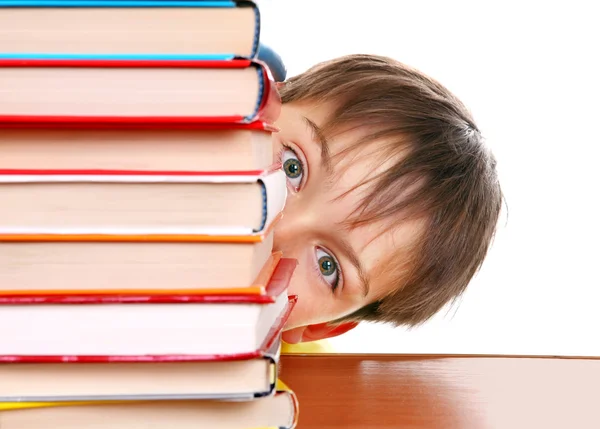 Kid sorprendido detrás de los libros — Foto de Stock