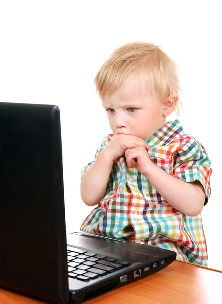 Babyjongen met laptop — Stockfoto