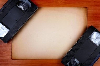 Video kasetler ve boş kağıt
