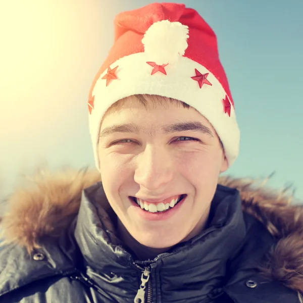 Teenager mit Weihnachtsmütze — Stockfoto