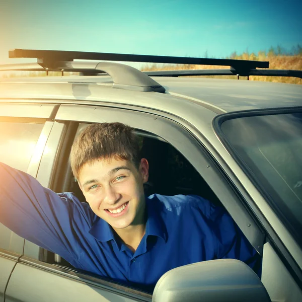 Adolescent dans une voiture — Photo