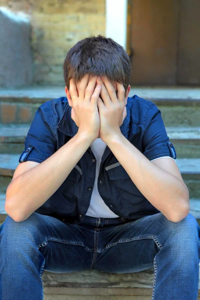 Triste adolescente al aire libre — Foto de Stock