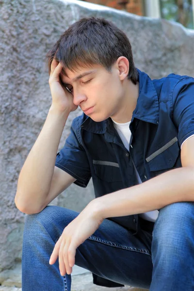 Triste adolescente al aire libre — Foto de Stock