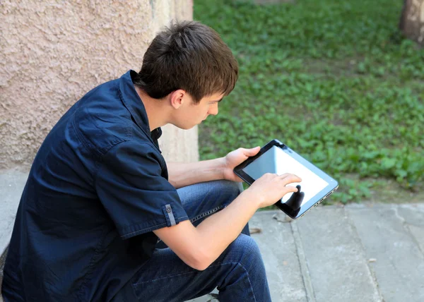 Adolescente con computer Tablet — Foto Stock