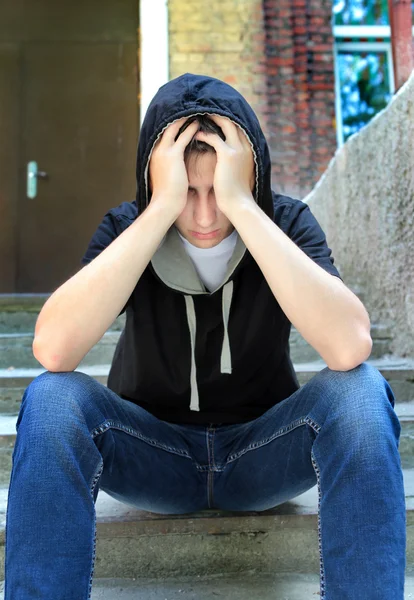 Smutný teenager venkovní — Stock fotografie