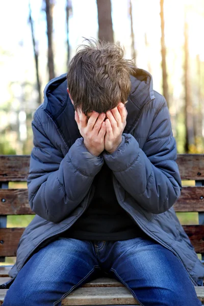 Triste adolescente al aire libre — Foto de Stock