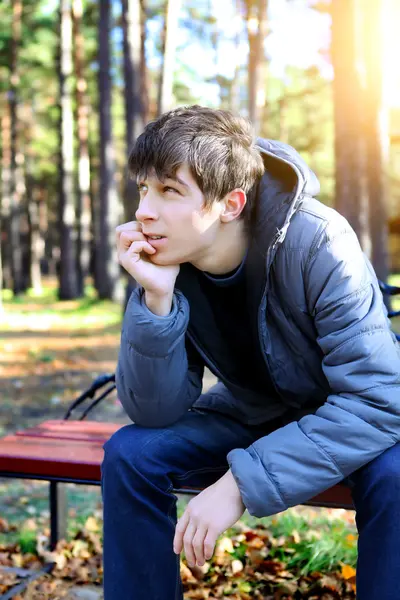 Tizenéves őszi parkban — Stock Fotó