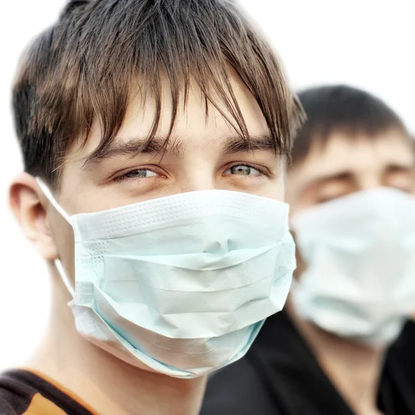 Adolescente em máscara de gripe — Fotografia de Stock