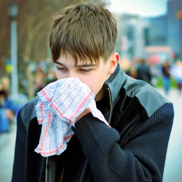 Adolescente malato per strada — Foto Stock