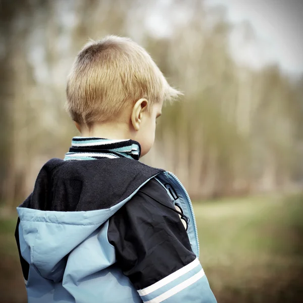 Kid perdido al aire libre — Foto de Stock