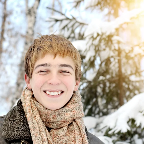 Glücklicher Teenager im Winter — Stockfoto