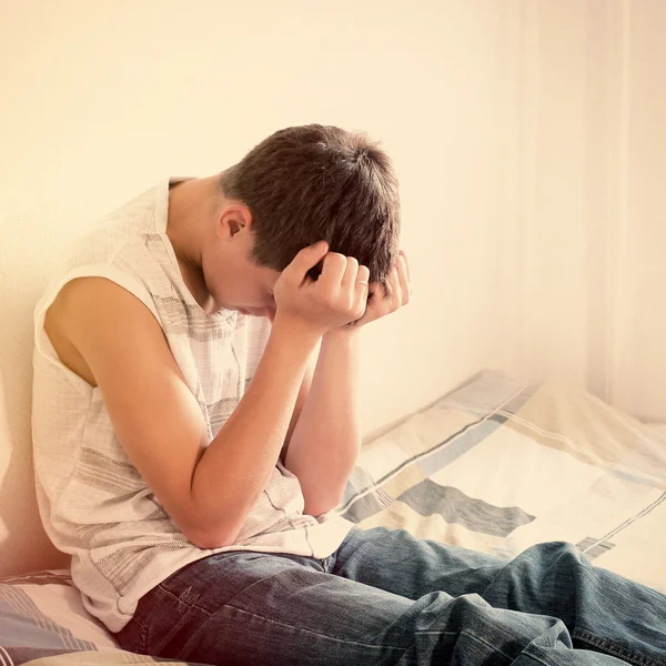 Adolescente triste em casa — Fotografia de Stock