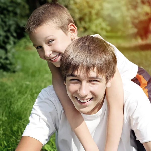 Gelukkig broers portret — Stockfoto