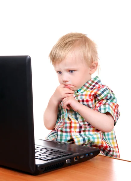 Petit garçon avec ordinateur portable — Photo