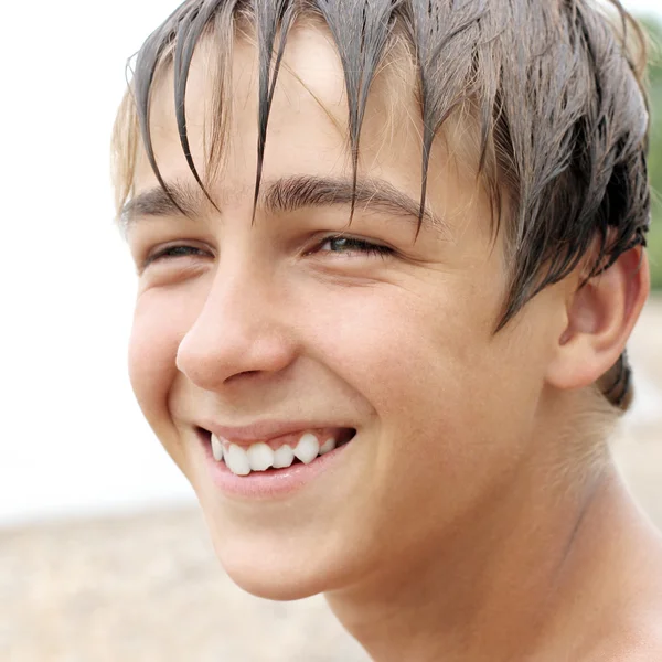 Tiener op het strand — Stockfoto