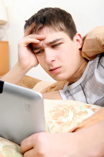 Adolescente irritado com tablet — Fotografia de Stock