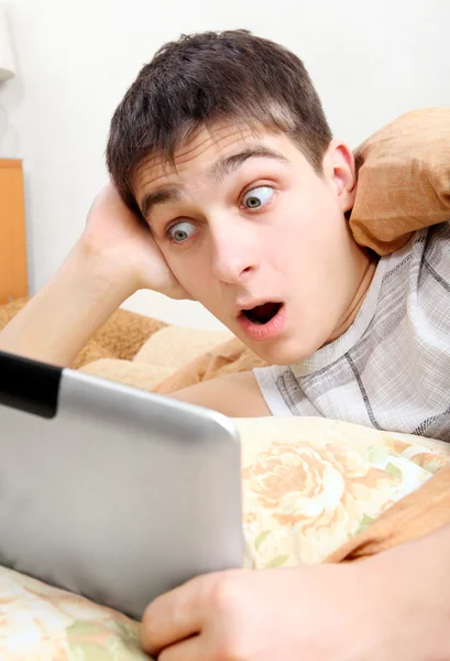 Adolescente surpreso com tablet — Fotografia de Stock