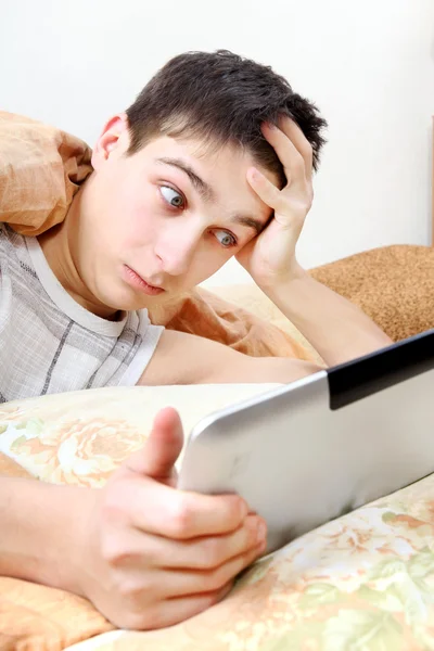 Surprised Teenager with Tablet — Stock Photo, Image