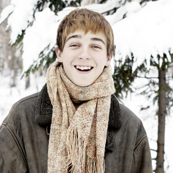 Boldog tinédzser téli erdőben — Stock Fotó