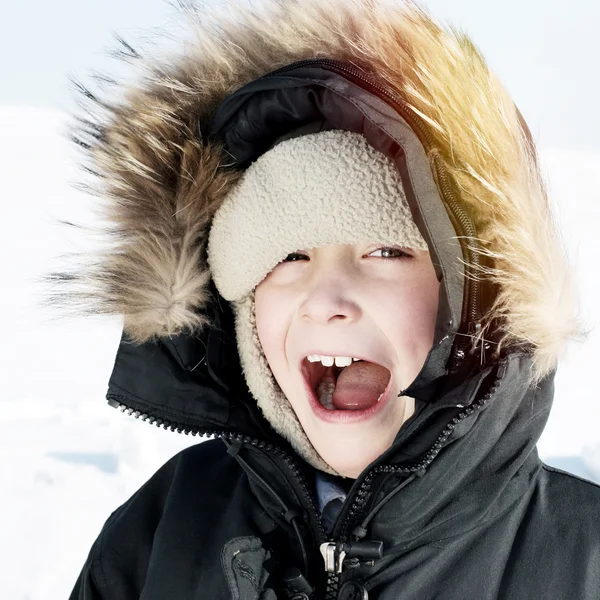 Glückliches Kind im Winter — Stockfoto