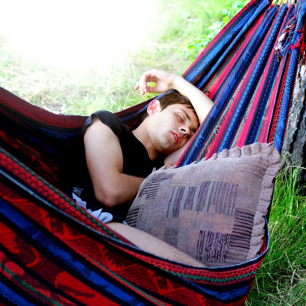 Adolescente dormindo na rede — Fotografia de Stock