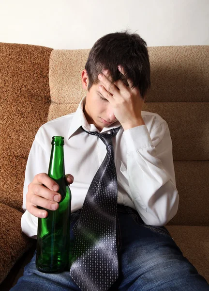 Alkol bağımlılığı üzgün genç — Stok fotoğraf