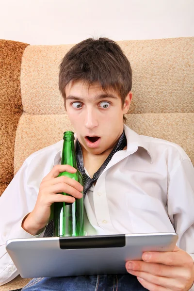 Teenager with a Beer and Tablet — Stock Photo, Image