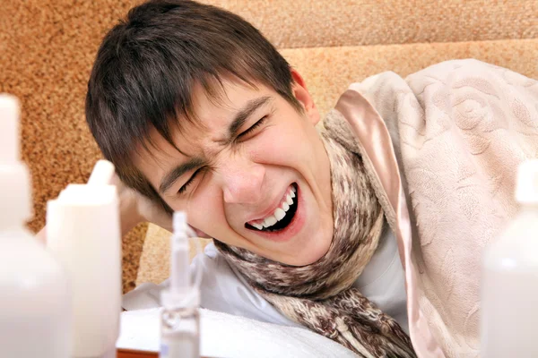 Enfermo adolescente bostezando — Foto de Stock
