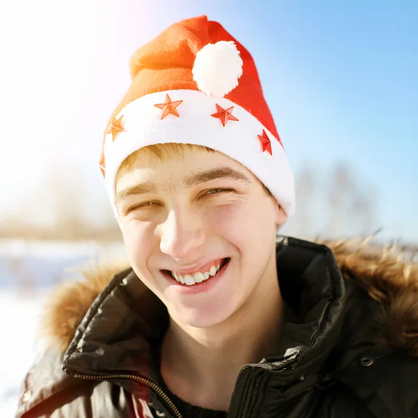 Teenager mit Weihnachtsmütze — Stockfoto