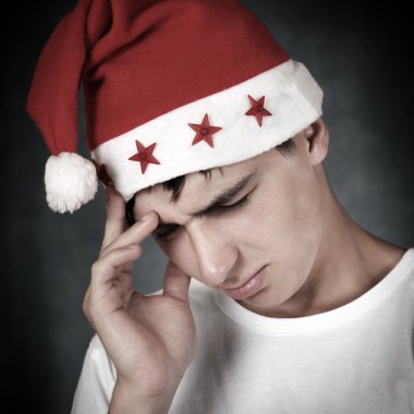 Noel Baba şapkası üzgün genç