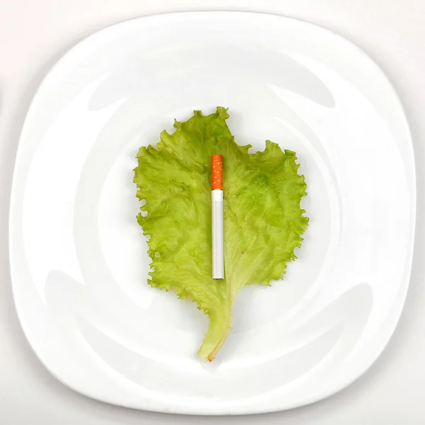 Yemek tabağı üzerinde Sigara — Stok fotoğraf