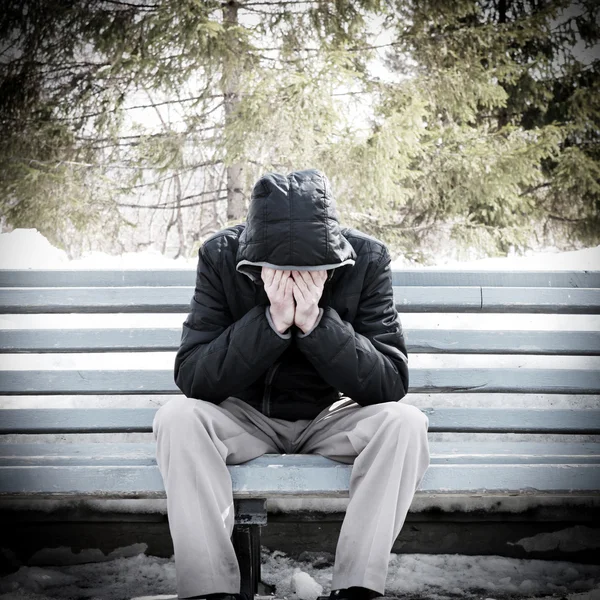 Triste hombre en el banco — Foto de Stock