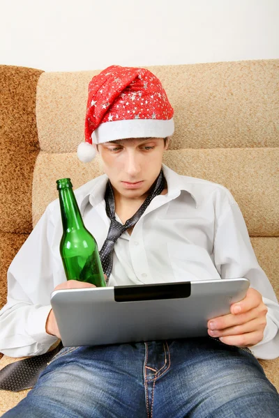 Teenager mit Bier und Tablet — Stockfoto