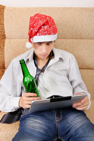 Adolescente con una cerveza y una tableta — Foto de Stock