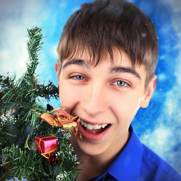 少年与圣诞树 — 图库照片